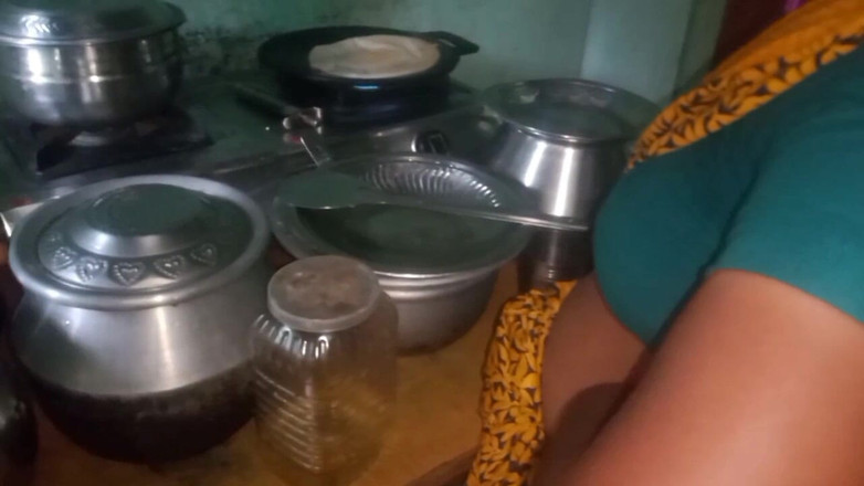 Priyanka314: 德西丈夫在她做饭时挤压妻子的乳房