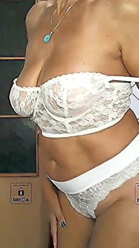 Lukerya, femme au foyer sexy à la maison