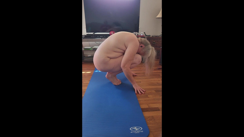 Momma Vee: Heiße bBW MILf macht nacktes yoga am morgen!