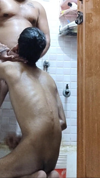 Cinta Twink India seks keras di bilik air