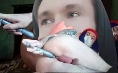 Un pasivo cachondo se folla el culo con una aspiradora y un falo de metal, el culo del pobre chico - masturbación anal bdsm