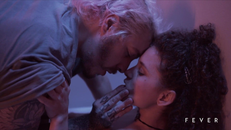 Fever Films: Mora arrapata nel suo primo porno