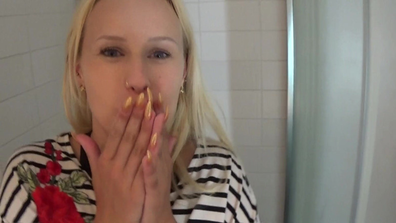 Amateur Homemade Porn: Mijn stiefmoeder met dikke kont neuken in een openbaar toilet