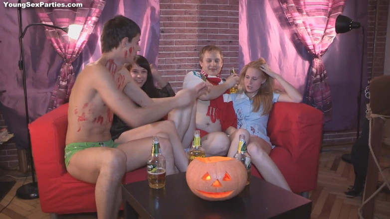 Young Sex Parties: Bữa tiệc tình dục tại nhà Halloween