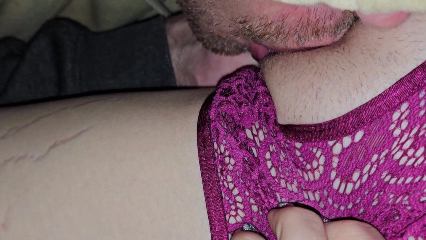 He Licks My Clit and Fingers My Pussy Until I Cum (Sexygamermomma)