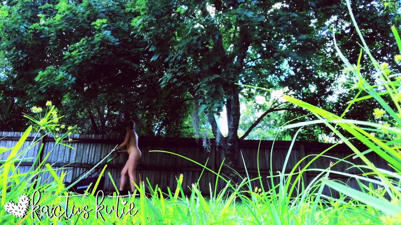 kactus kutie: Cortando el césped desnudo voyeur