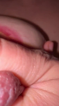 Ich lutsche meine tittenmilch mit lippenstift im warzenhof