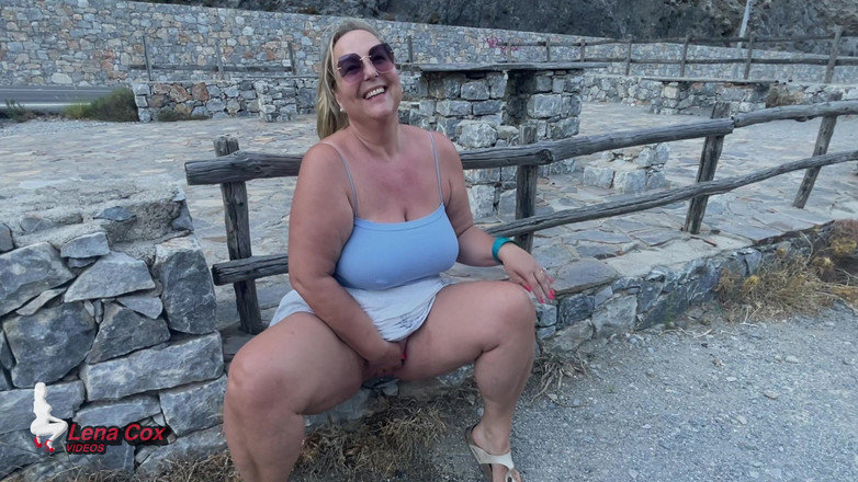 Lena Cox: 주차장 연석에서 시오후키하는 발정난 마누라