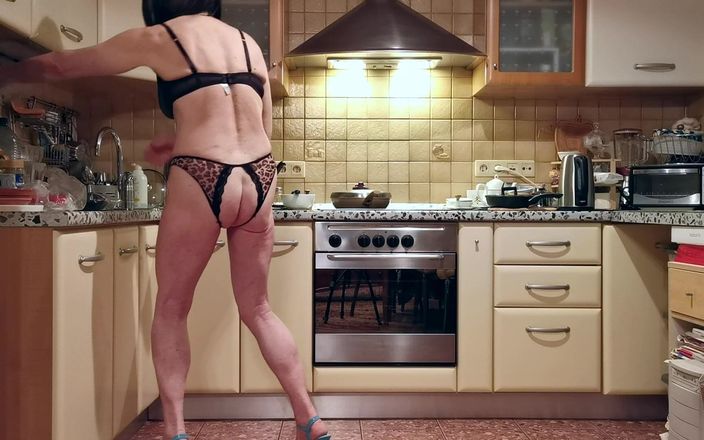 Sissy Cummy Lingerie: Nylon Sissy děvka Michelle Pozdní večeře Vaření Živě