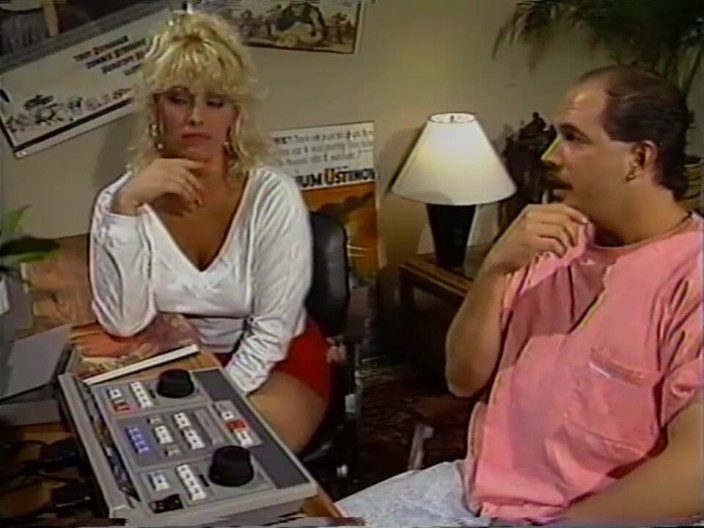 Vintage Usa: Wanita blonde seksi bertetek besar sukakan zakar hitam dalam pepek...