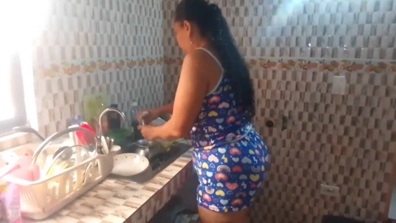 Milfcaliente69: Üvey oğul üvey annesinin götünü görmeye dayanamıyor