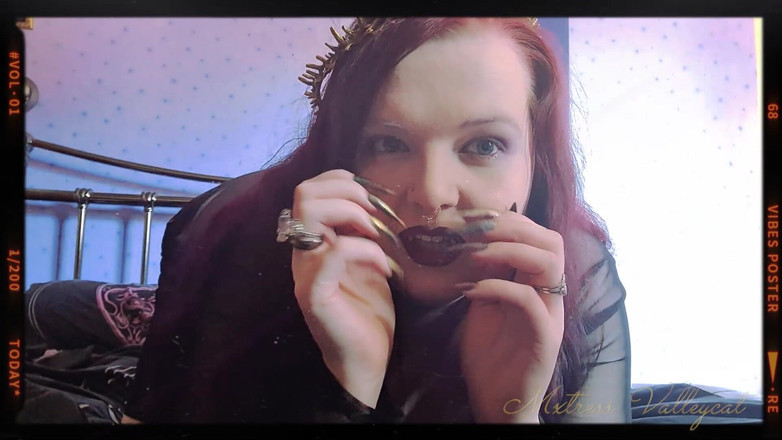 Mxtress Valleycat: Długi rytuał paznokci