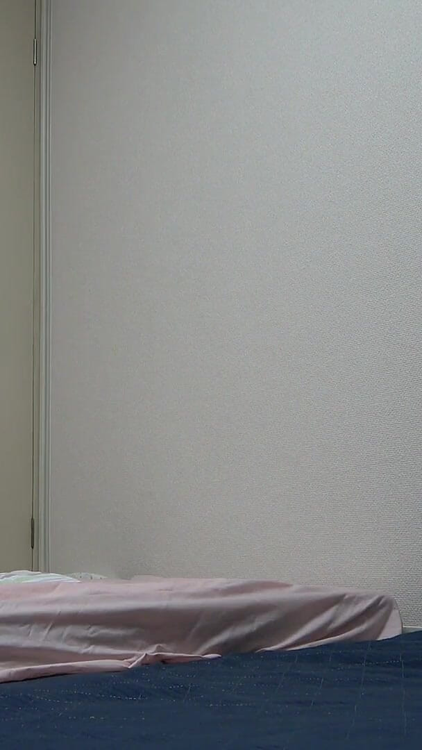 Gals apartment: Seorang gadis memakai seluar dalam T-back dan uniform gim pendek...
