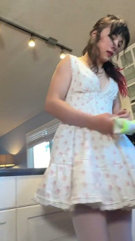 Seksi trans evli kadın yeni hizmetçiyi sikiyor