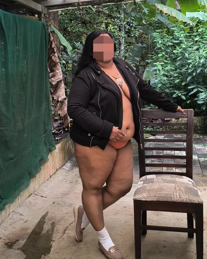 Anne Ipe: Gadis gemuk india dengan stoking hitam lagi bugil di depan...