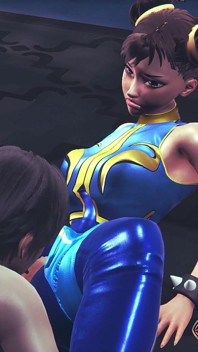 Chun Li Street Fighter 6 - une fille anime cosplay sexy en costume en latex bleu se fait lécher la chatte à travers un pantalon moulant avec un orgasme