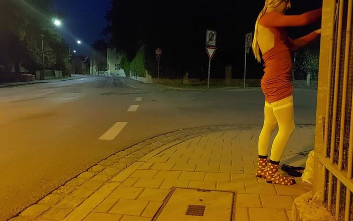 sweetfeet29: Sissy vill få hosta i staden