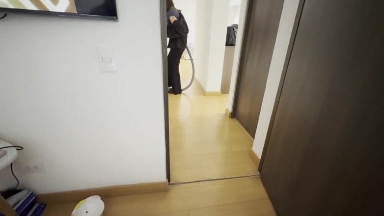 scarlettandc: 従業員が家に掃除機をかけているのを見ると興奮し、だからこそ彼女と一緒にハサミをしたり、彼女のコーンを食べたりすることになります。