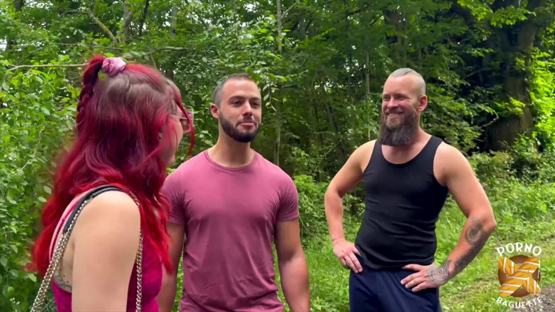 Porno Baguette: Trixy, hübsche rothaarige, wird in einem heißen dreier geknallt