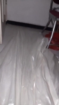 Sperma stroomt op satijnen trouwjurk