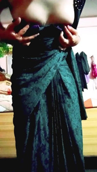 Il Travestito Gay Indiano Gaurisissy Pressa Le Sue Grandi Tette in Balck Saree Sesso XXX