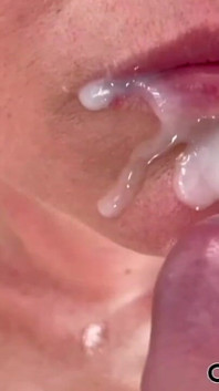 Pipe quand il regarde mon porno sur ordinateur portable avec beaucoup de sperme à l’air