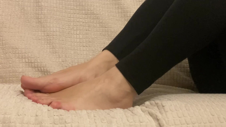 PriyaNaavya: Szarpnij się u moich stóp, podczas gdy cię ignoruję