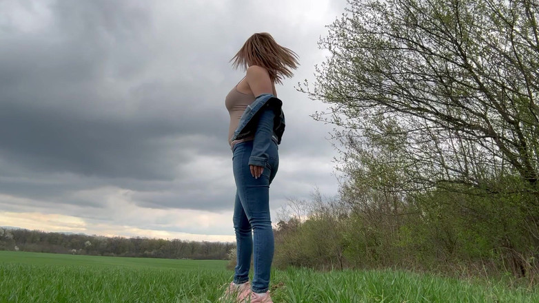 Emeli: スカート・ヌード・アウトドア