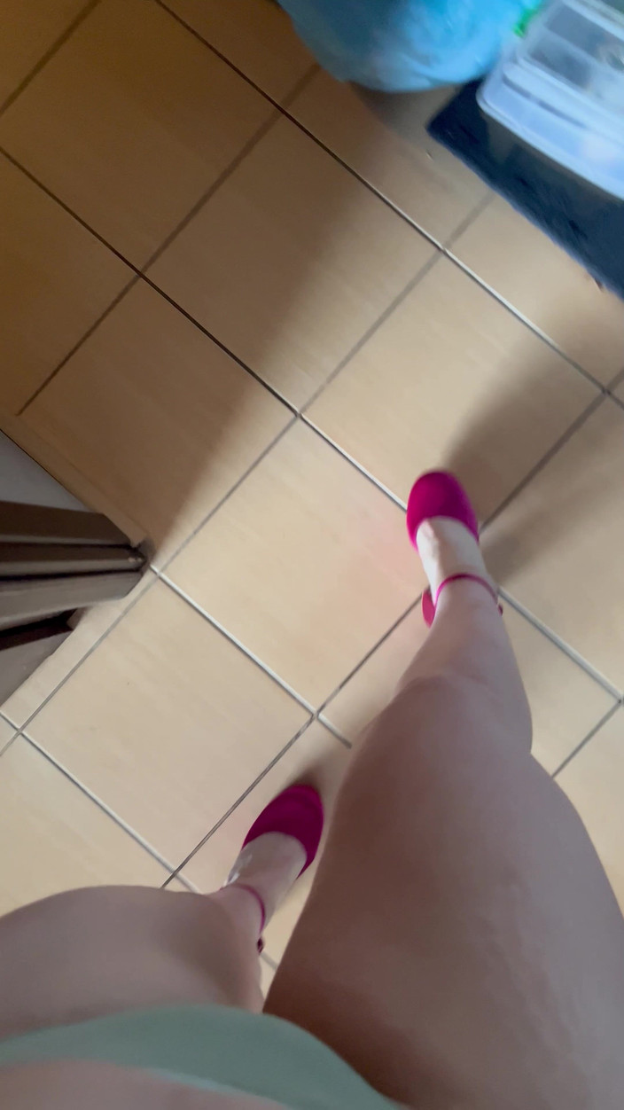 Feet: Звуки прогулянок на високих підборах