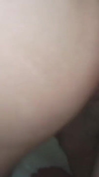 그는 욕실에서 뒤에서 저를 잡았고 저는 바지를 쌌어요.