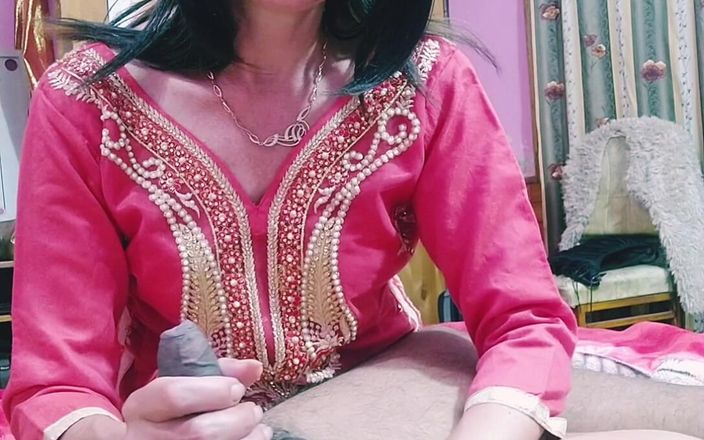 Bolly Karma: Sacanagem milf com mãos macias cuida bem de bbc