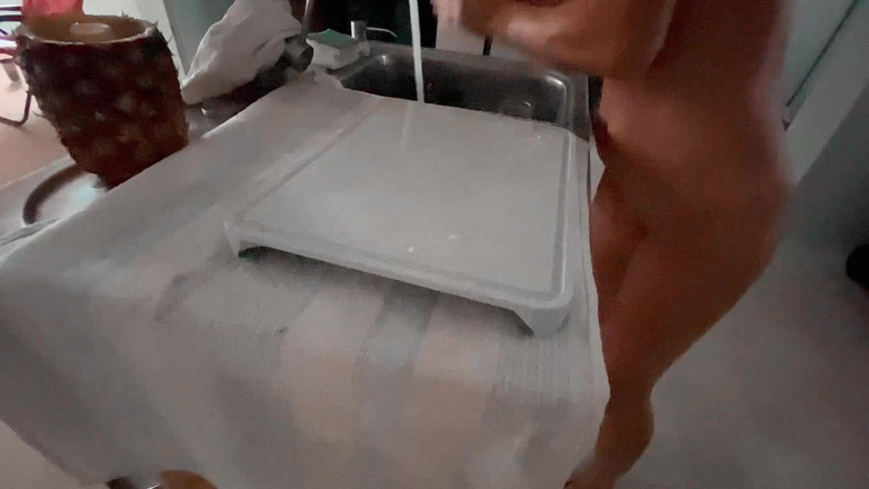 Farmers Wifey: Sidik kraliçesi idrarını mutfak tezgahından sığlıyor