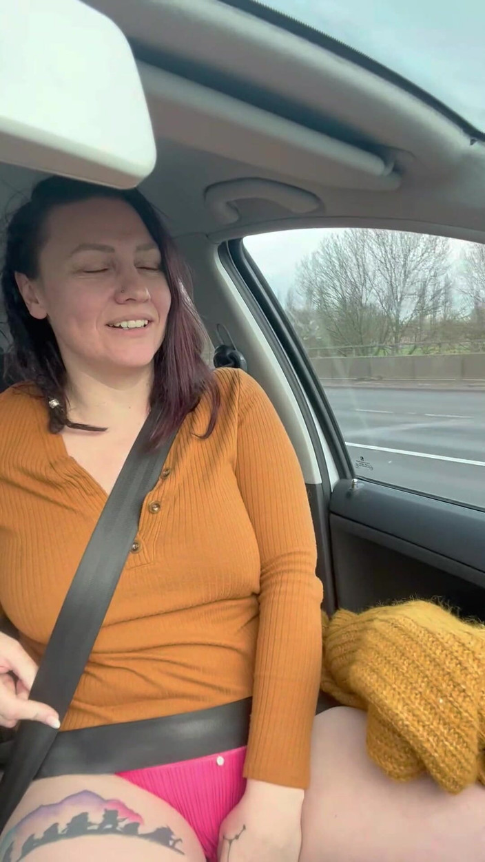 Lustful Libertines: Oldie लेकिन Goldie - कप में कार में पेशाब