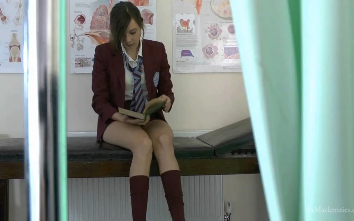 St Mackenzie's Archive: Jo знает, что ты снимаешь ее на видео, пока она раздевается