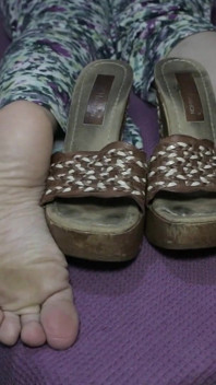 Pies perfectos trabajando con el pie en sexy clog!