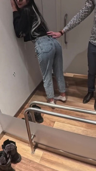 Kamera in einer umkleidekabine! Nette brünette probiert Unterwäsche an!