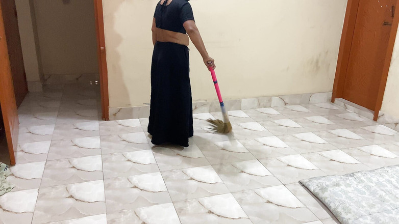 SAFI TV: 我在我家拥抱和操女仆