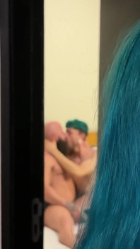 Cảnh Bi nam đầu tiên: Threesome dữ dội với thổi kèn đôi