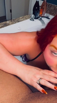 Miranda Macleod se fait baiser le visage et créaner