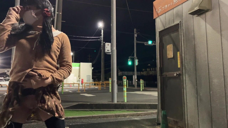 megu2002: 教练的指示No6暴露在商店前的停车场自慰