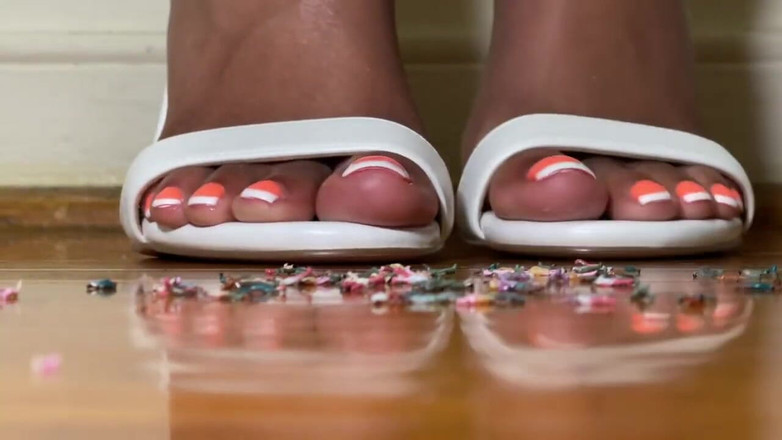 Pink Foxx: Giantess pink foxx đi giày cao gót trắng