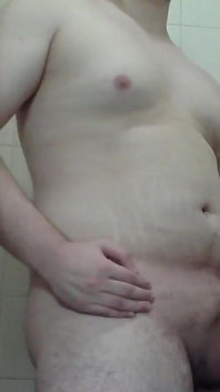 Stallo Sexy si Masturba e Eiacula Sotto la Doccia