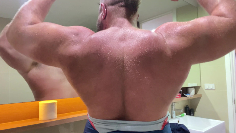 Jack stacked: Flexing di kamar mandi setelah gym!