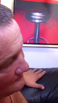 Deux copains allemands invitent la voisine à la baiser