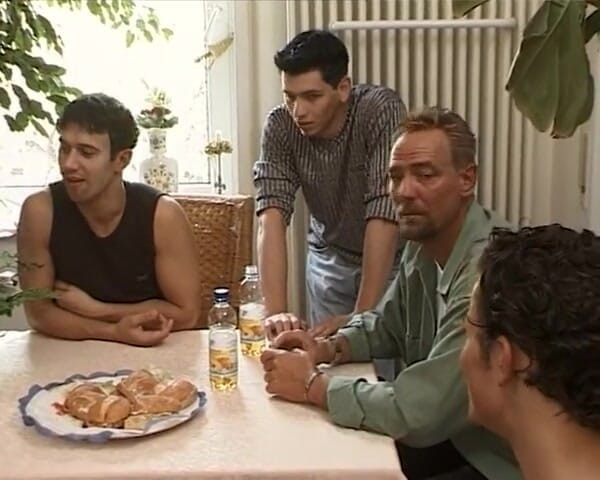 BB Video - Old School: Alman amatör genç kız ateşli bir esmerle grup seks yapıyor
