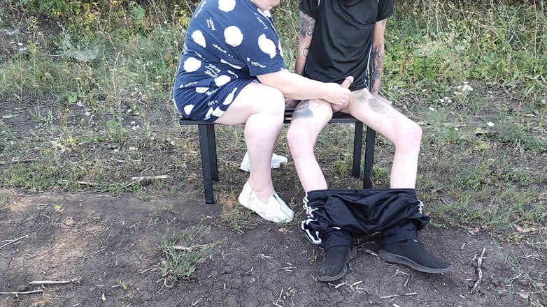 Zona901: Uma namorada em um parque masturba meu pau até eu...