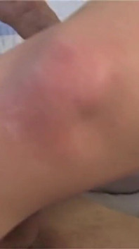 O velho cavalheiro tem febre e a garota o cura fodendo seu pau grande