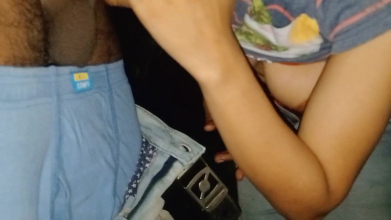 NikiRathod: 丛林中的后入式和口交组合