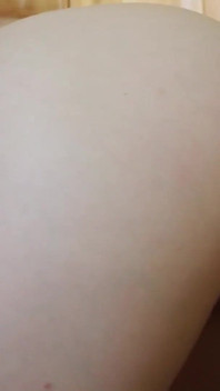 Fodendo meu vibrador preso ao armário, de quatro