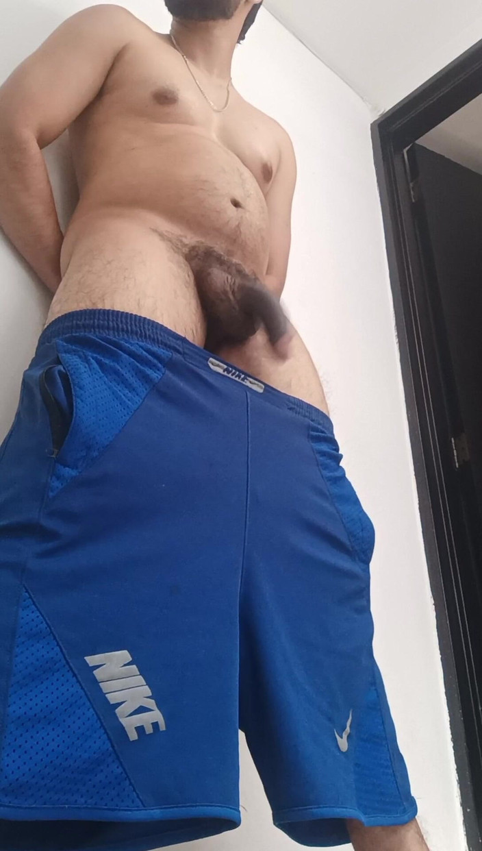 Tommhot: Urinare nella stanza e masturbarsi in bagno